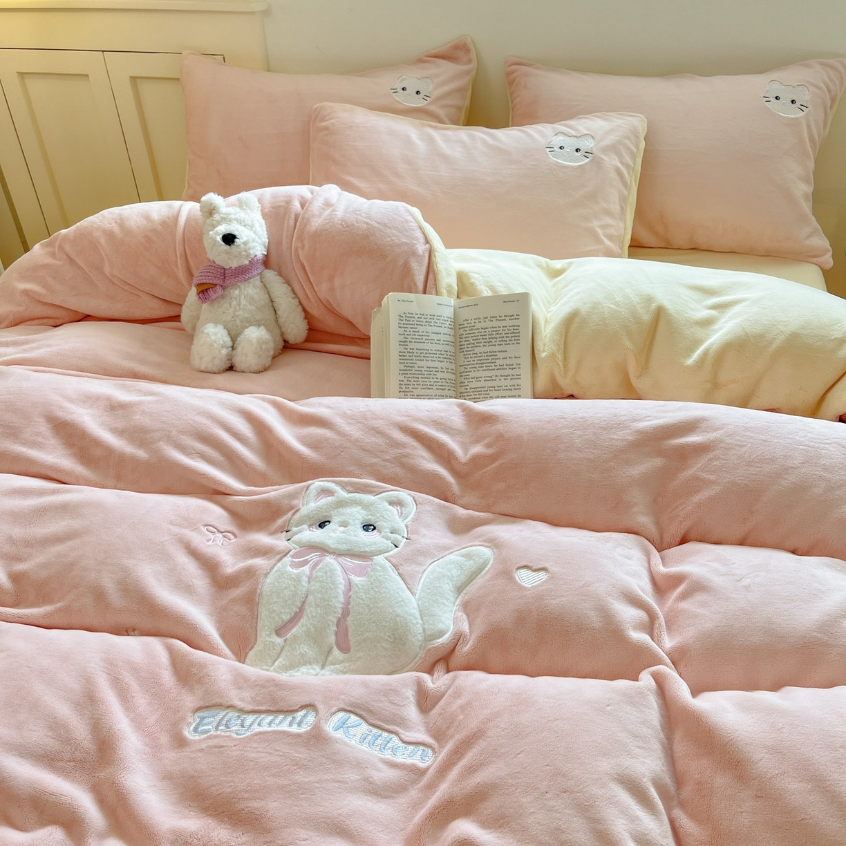 91家纺网 家纺一手货源 找家纺 沐慕 2025新款200克牛奶绒贴布绣四件套 粉嫩淑女喵