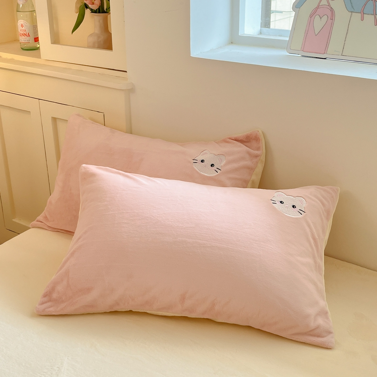 91家纺网 家纺一手货源 找家纺 沐慕 2025新款200克牛奶绒贴布绣四件套 粉嫩淑女喵