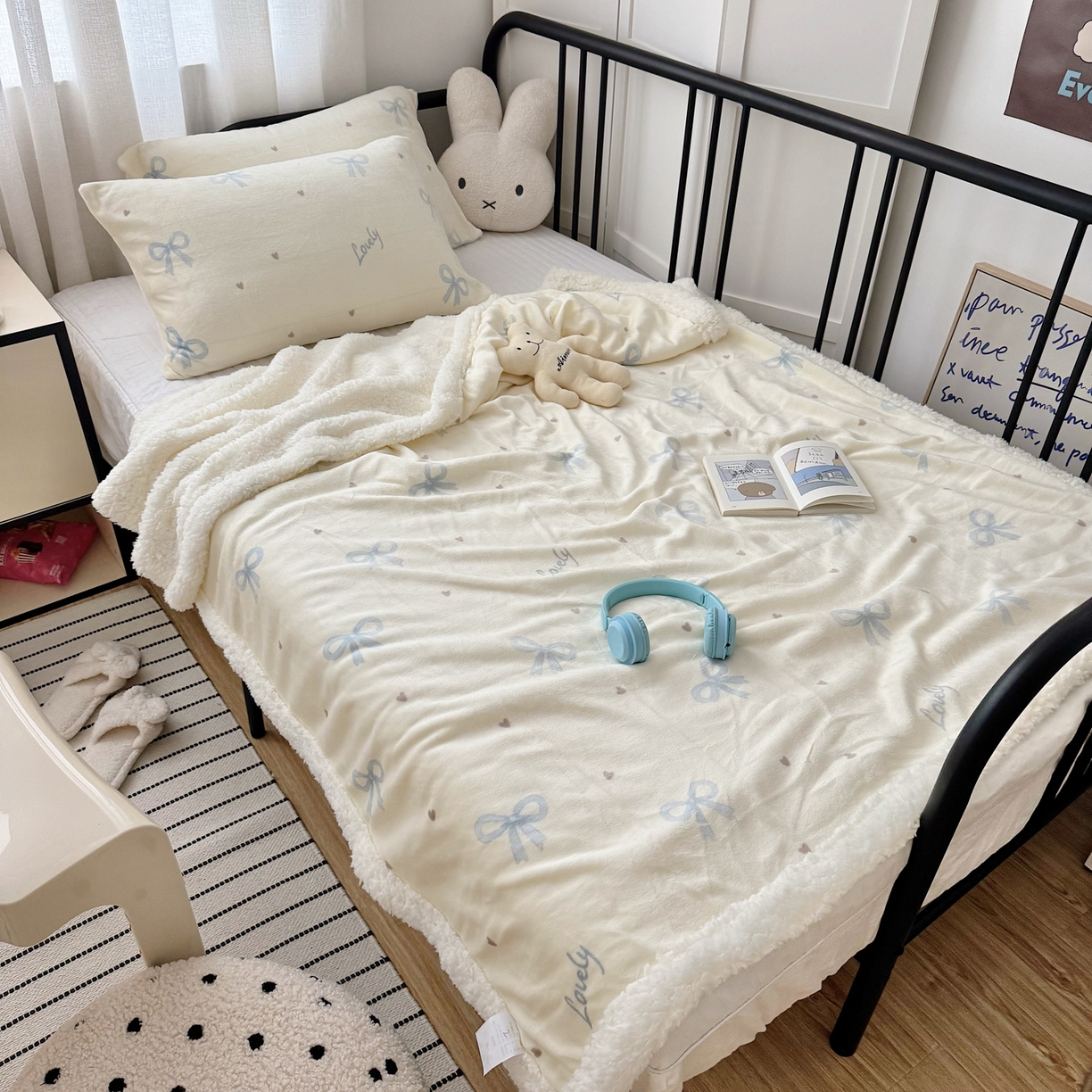 91家纺网 家纺一手货源 找家纺 大元 2025新款ins加厚小清新牛奶绒羊羔绒毛毯午睡毯沙发盖毯 蓝色蝴蝶结