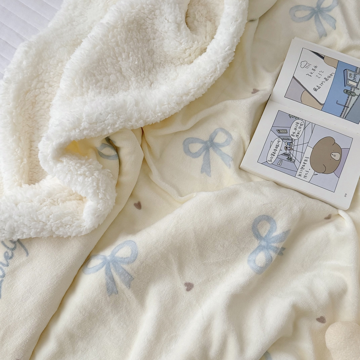 91家纺网 家纺一手货源 找家纺 大元 2025新款ins加厚小清新牛奶绒羊羔绒毛毯午睡毯沙发盖毯 蓝色蝴蝶结