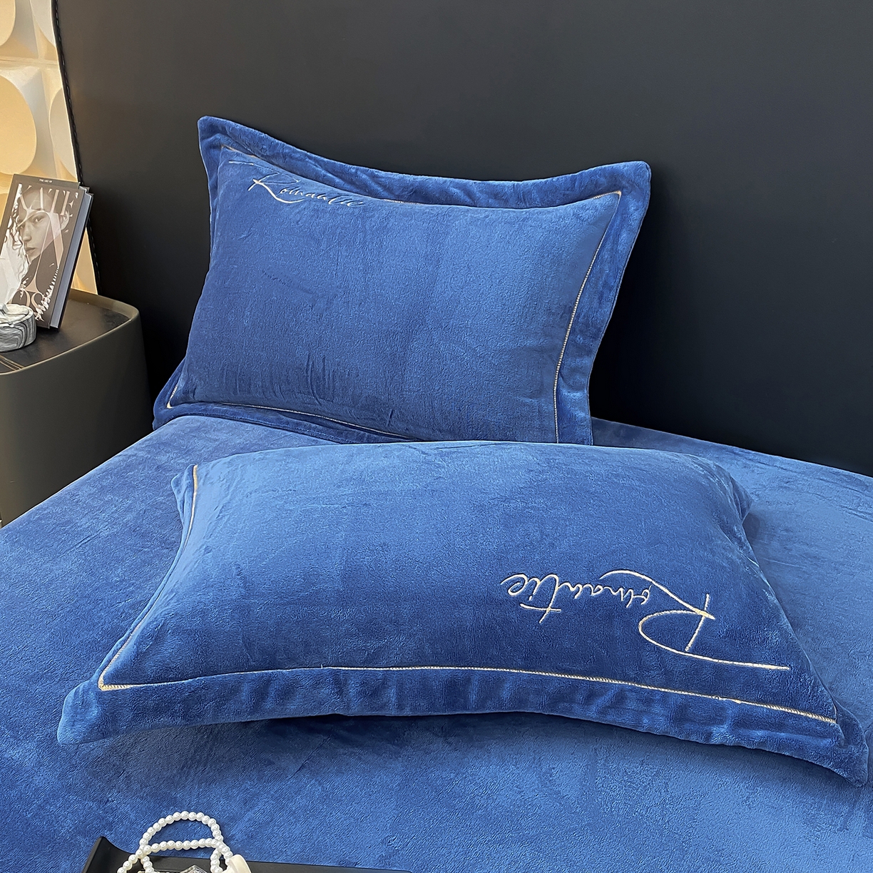 91家纺网 家纺一手货源 找家纺 （总）悦织湾家纺 2025新款9斤重牛奶绒四件套纯色贴布绣人件富贵系列240克重高密保暖轻奢时尚床上用品4件套