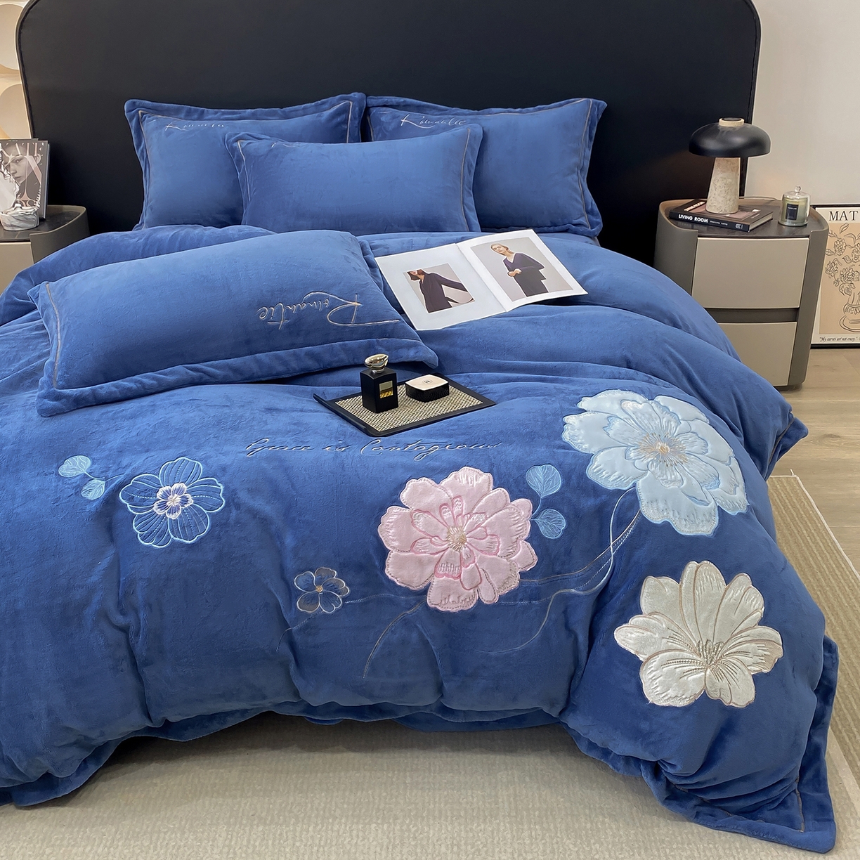 91家纺网 家纺一手货源 找家纺 （总）悦织湾家纺 2025新款9斤重牛奶绒四件套纯色贴布绣人件富贵系列240克重高密保暖轻奢时尚床上用品4件套