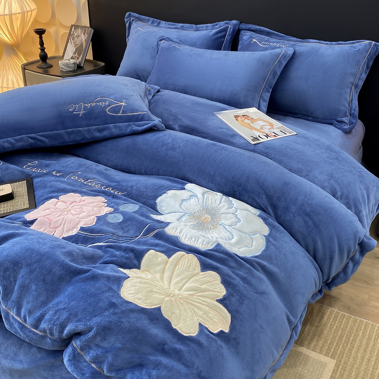 91家纺网 家纺一手货源 找家纺 （总）悦织湾家纺 2025新款9斤重牛奶绒四件套纯色贴布绣人件富贵系列240克重高密保暖轻奢时尚床上用品4件套