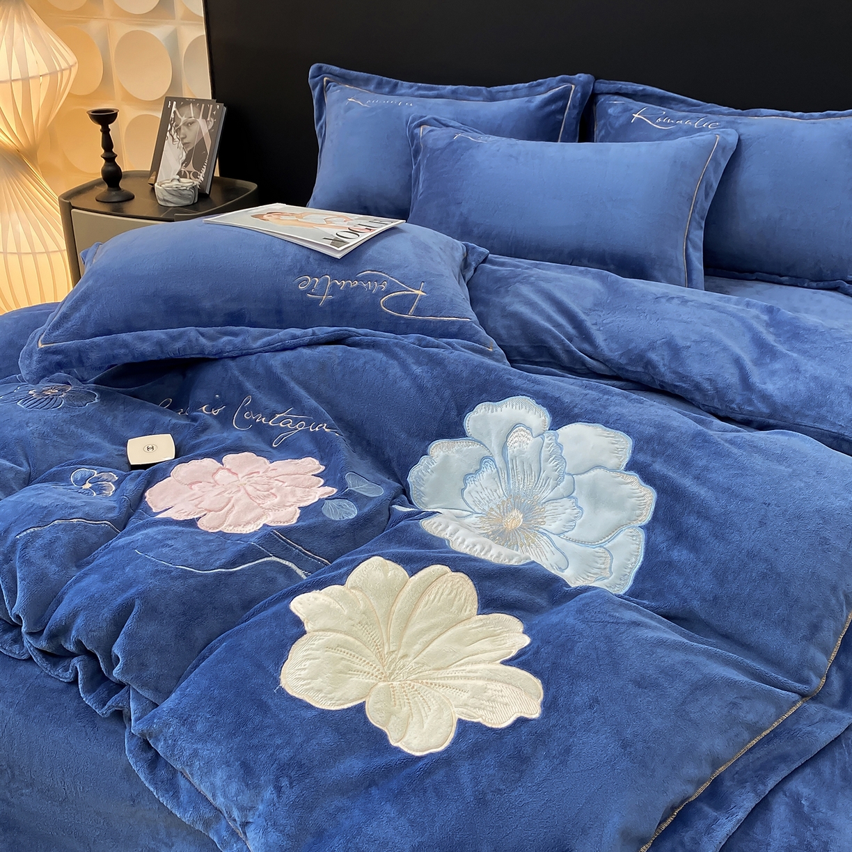 91家纺网 家纺一手货源 找家纺 （总）悦织湾家纺 2025新款9斤重牛奶绒四件套纯色贴布绣人件富贵系列240克重高密保暖轻奢时尚床上用品4件套