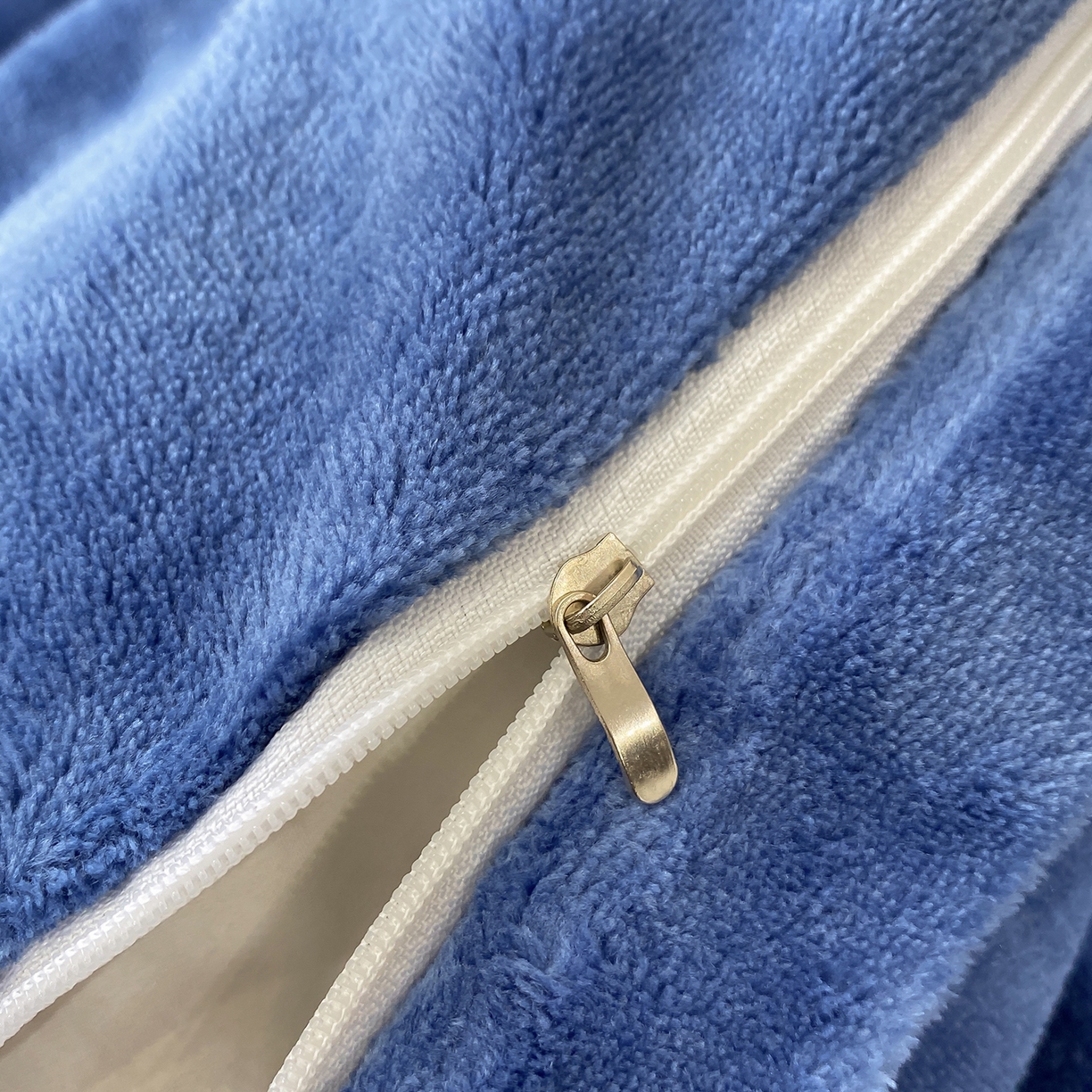 91家纺网 家纺一手货源 找家纺 （总）悦织湾家纺 2025新款9斤重牛奶绒四件套纯色贴布绣人件富贵系列240克重高密保暖轻奢时尚床上用品4件套