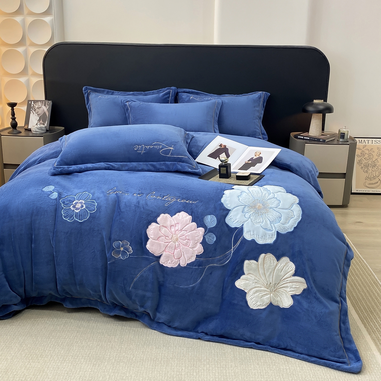 91家纺网 家纺一手货源 找家纺 （总）悦织湾家纺 2025新款9斤重牛奶绒四件套纯色贴布绣人件富贵系列240克重高密保暖轻奢时尚床上用品4件套