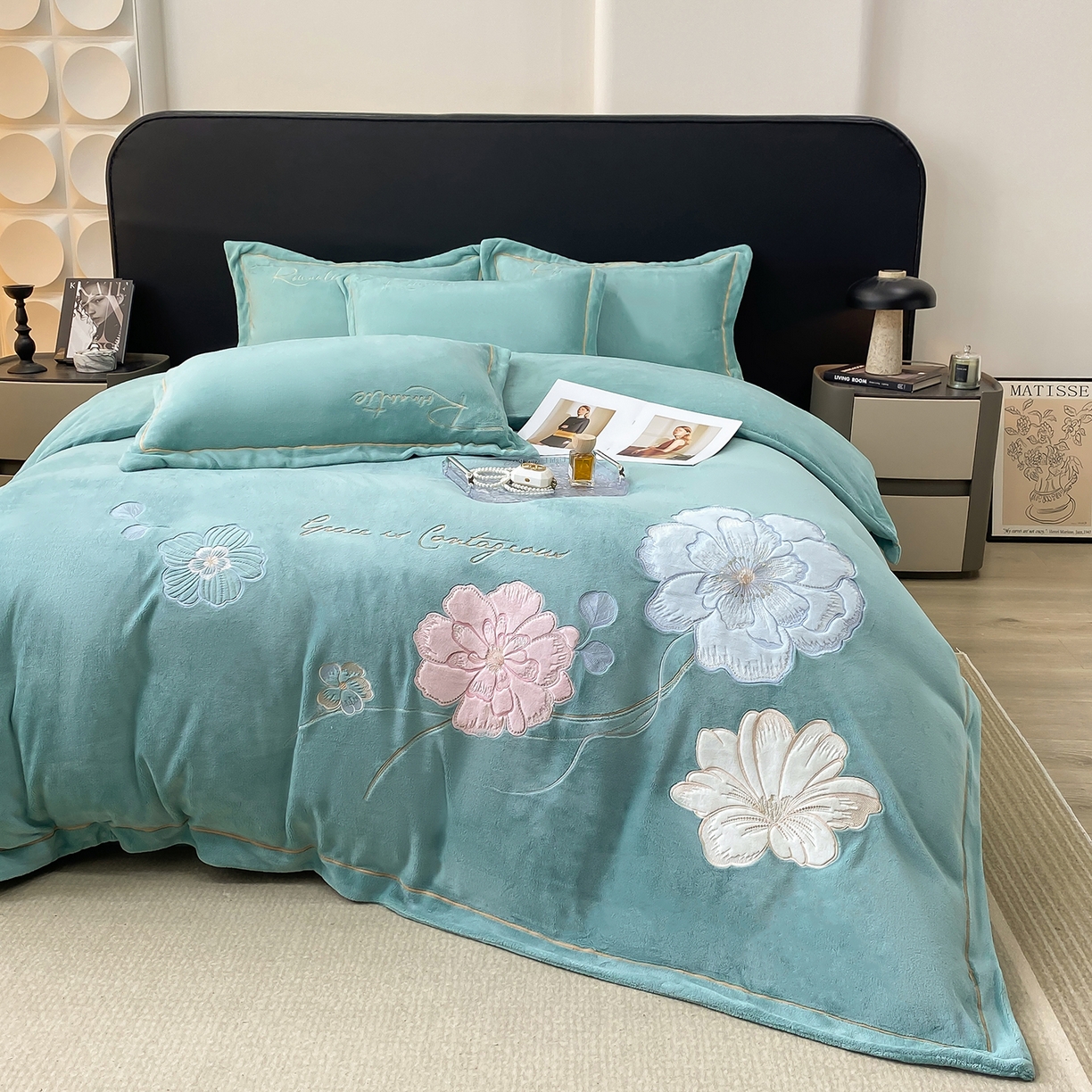 91家纺网 家纺一手货源 找家纺 （总）悦织湾家纺 2025新款9斤重牛奶绒四件套纯色贴布绣人件富贵系列240克重高密保暖轻奢时尚床上用品4件套