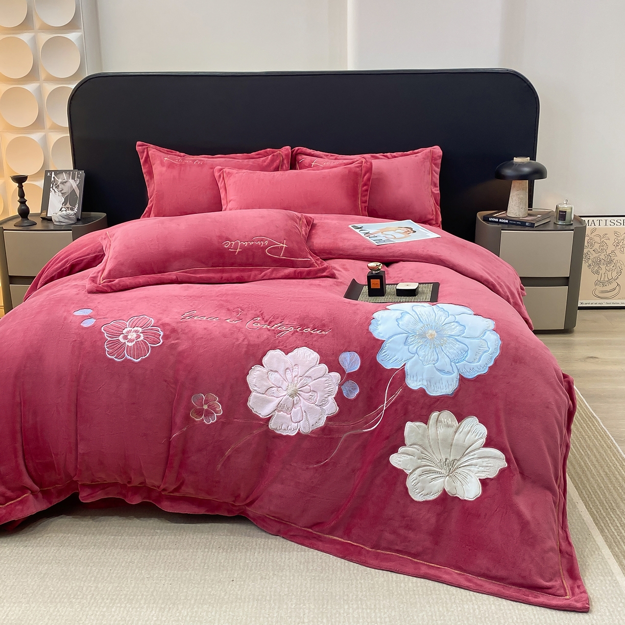 91家纺网 家纺一手货源 找家纺 （总）悦织湾家纺 2025新款9斤重牛奶绒四件套纯色贴布绣人件富贵系列240克重高密保暖轻奢时尚床上用品4件套