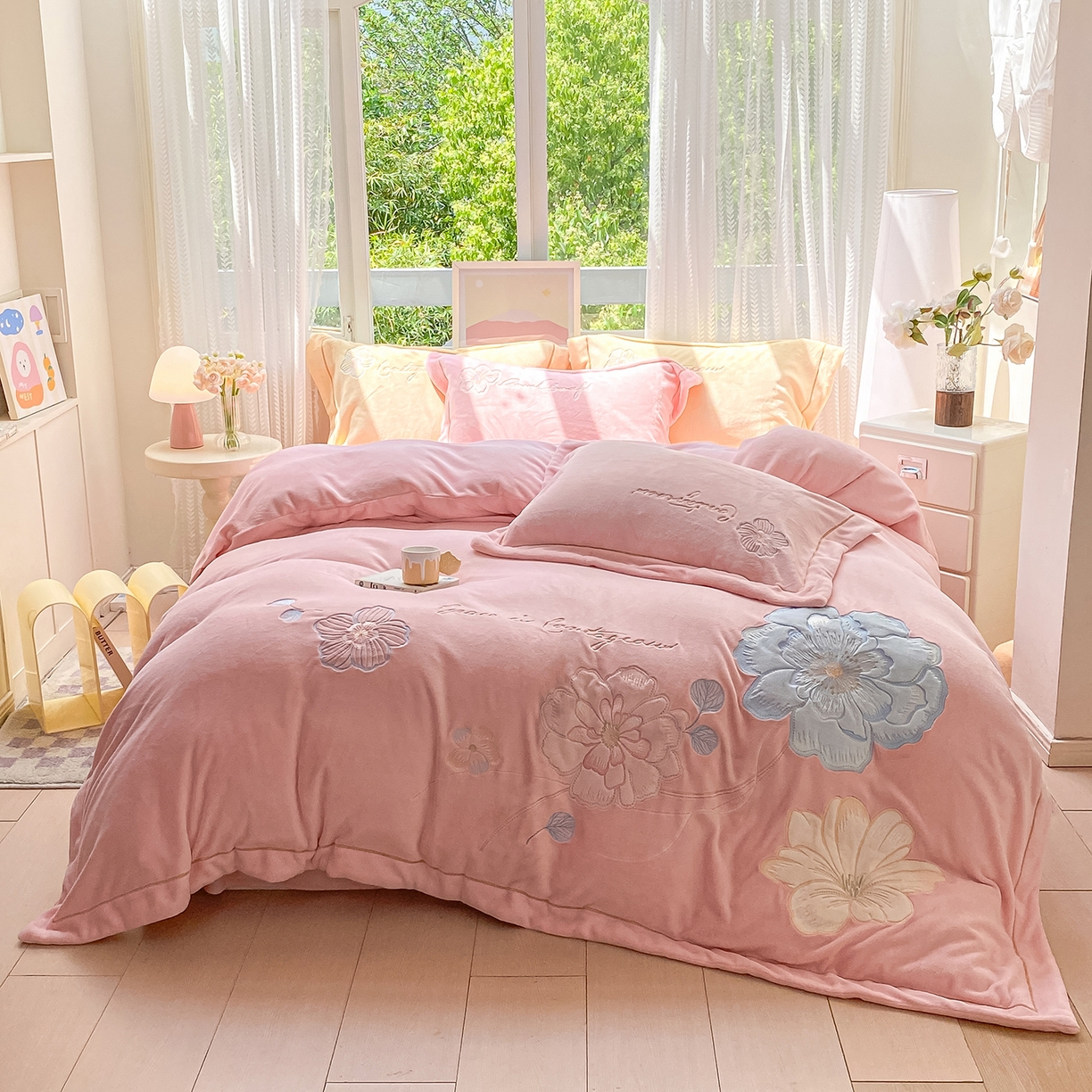 91家纺网 家纺一手货源 找家纺 （总）悦织湾家纺 2025新款9斤重牛奶绒四件套纯色贴布绣人件富贵系列240克重高密保暖轻奢时尚床上用品4件套