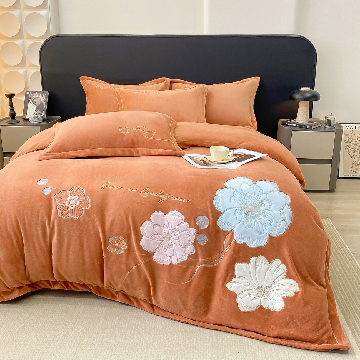 91家纺网 家纺一手货源 找家纺 （总）悦织湾家纺 2025新款9斤重牛奶绒四件套纯色贴布绣人件富贵系列240克重高密保暖轻奢时尚床上用品4件套