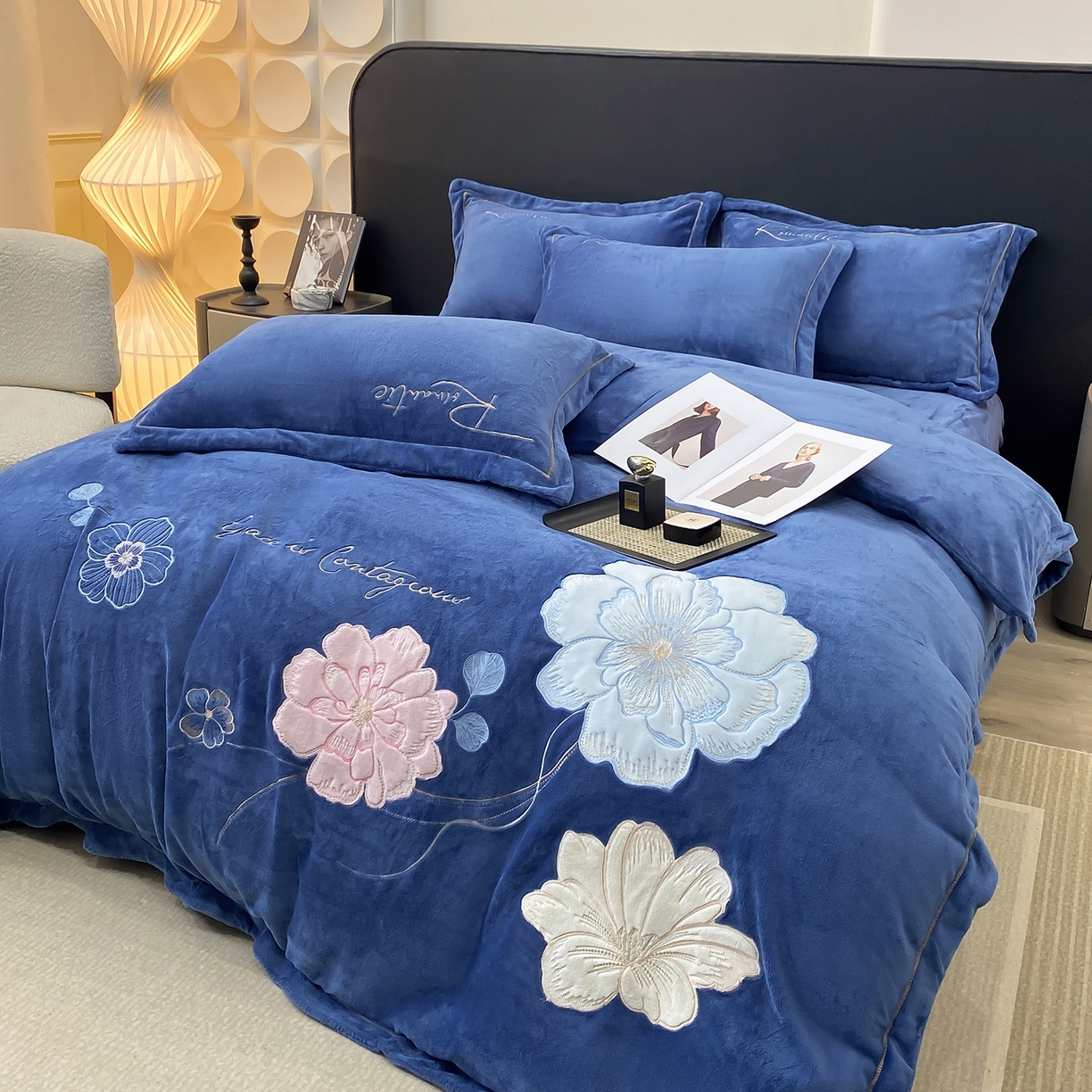 91家纺网 家纺一手货源 找家纺 悦织湾家纺 2025新款9斤重牛奶绒四件套纯色贴布绣人件富贵系列240克重高密保暖轻奢时尚床上用品4件套 黛西-宾利蓝