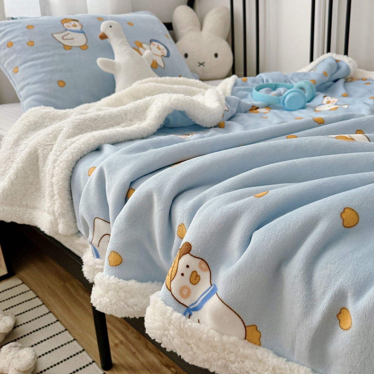 91家纺网 家纺一手货源 找家纺 大元 2025新款ins加厚小清新牛奶绒羊羔绒毛毯午睡毯沙发盖毯 蓝鸭子