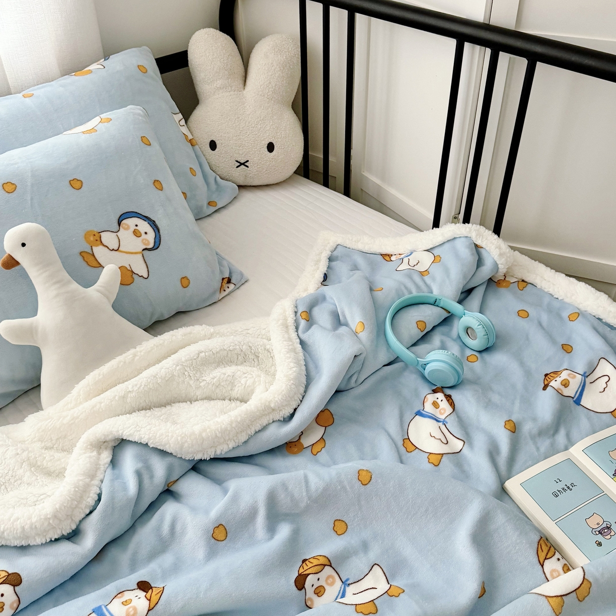 91家纺网 家纺一手货源 找家纺 大元 2025新款ins加厚小清新牛奶绒羊羔绒毛毯午睡毯沙发盖毯 蓝鸭子