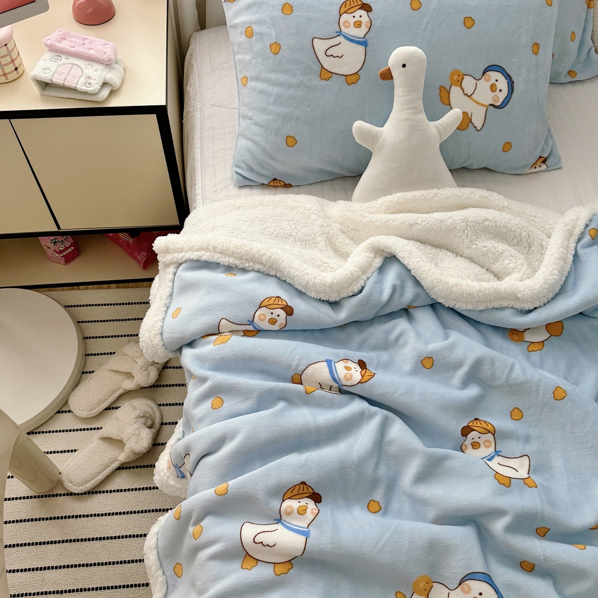 91家纺网 家纺一手货源 找家纺 大元 2025新款ins加厚小清新牛奶绒羊羔绒毛毯午睡毯沙发盖毯 蓝鸭子