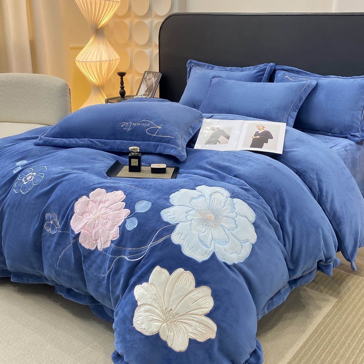 91家纺网 家纺一手货源 找家纺 悦织湾家纺 2025新款9斤重牛奶绒四件套纯色贴布绣人件富贵系列240克重高密保暖轻奢时尚床上用品4件套 黛西-宾利蓝