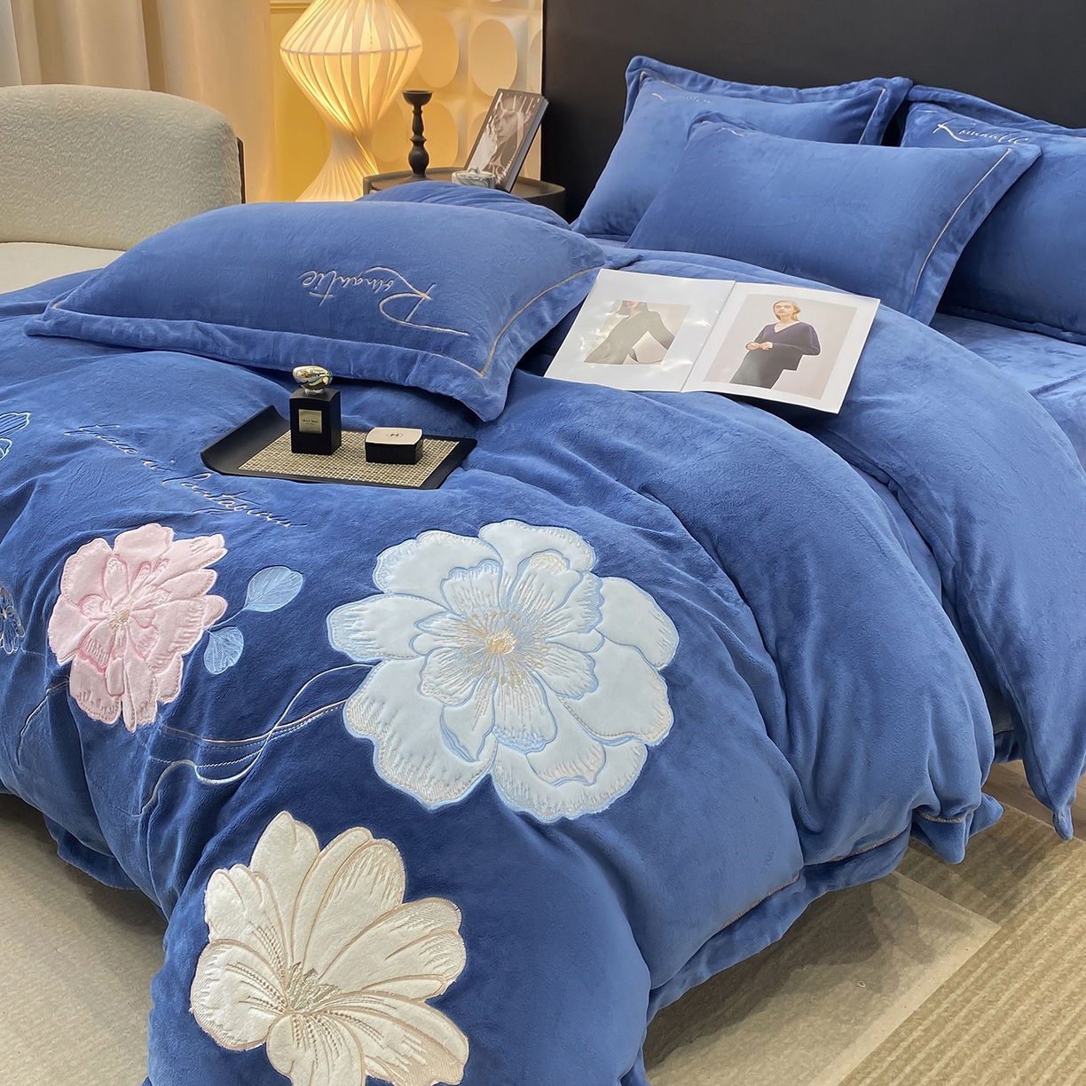 91家纺网 家纺一手货源 找家纺 悦织湾家纺 2025新款9斤重牛奶绒四件套纯色贴布绣人件富贵系列240克重高密保暖轻奢时尚床上用品4件套 黛西-宾利蓝