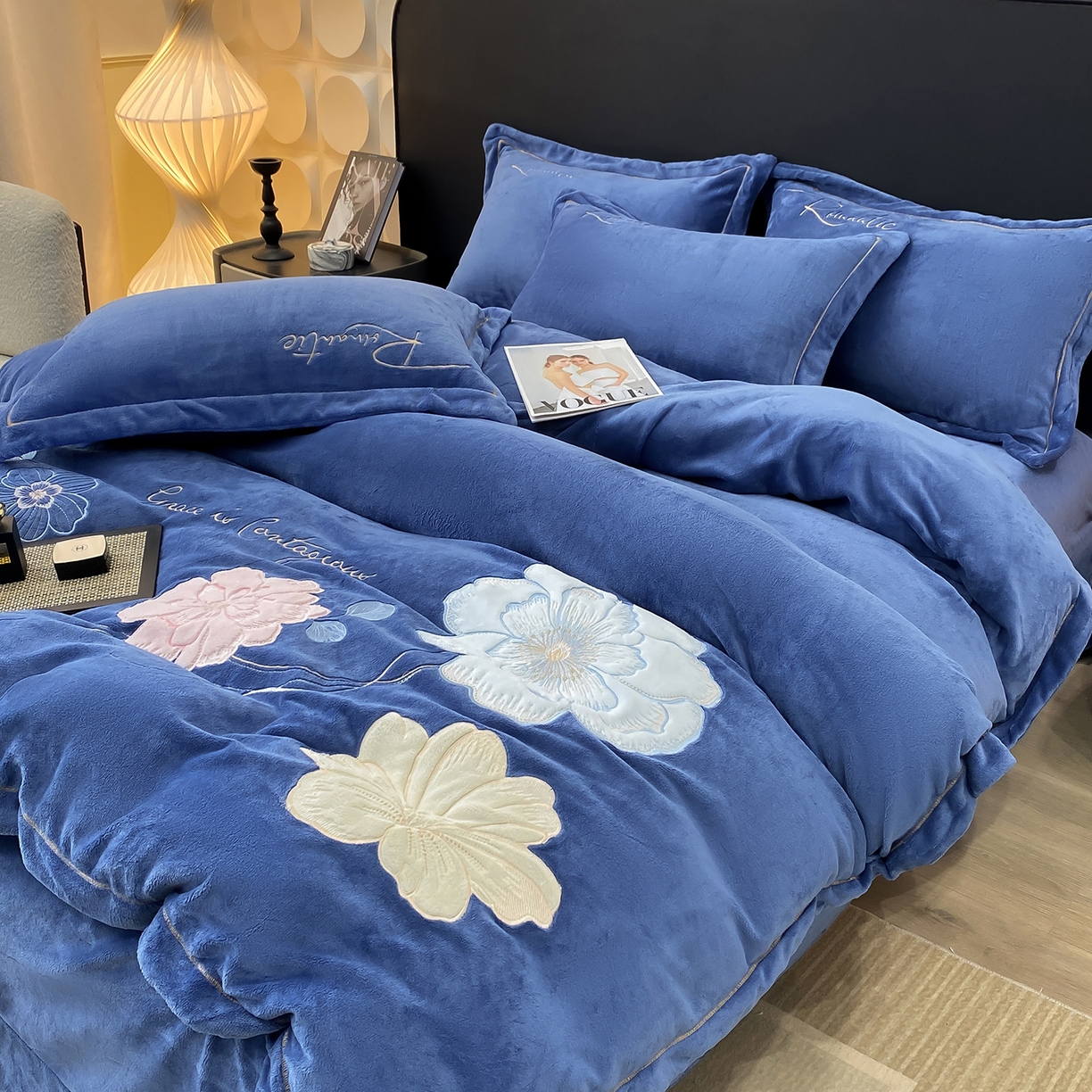 91家纺网 家纺一手货源 找家纺 悦织湾家纺 2025新款9斤重牛奶绒四件套纯色贴布绣人件富贵系列240克重高密保暖轻奢时尚床上用品4件套 黛西-宾利蓝