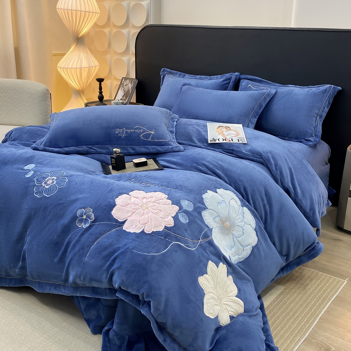 91家纺网 家纺一手货源 找家纺 悦织湾家纺 2025新款9斤重牛奶绒四件套纯色贴布绣人件富贵系列240克重高密保暖轻奢时尚床上用品4件套 黛西-宾利蓝