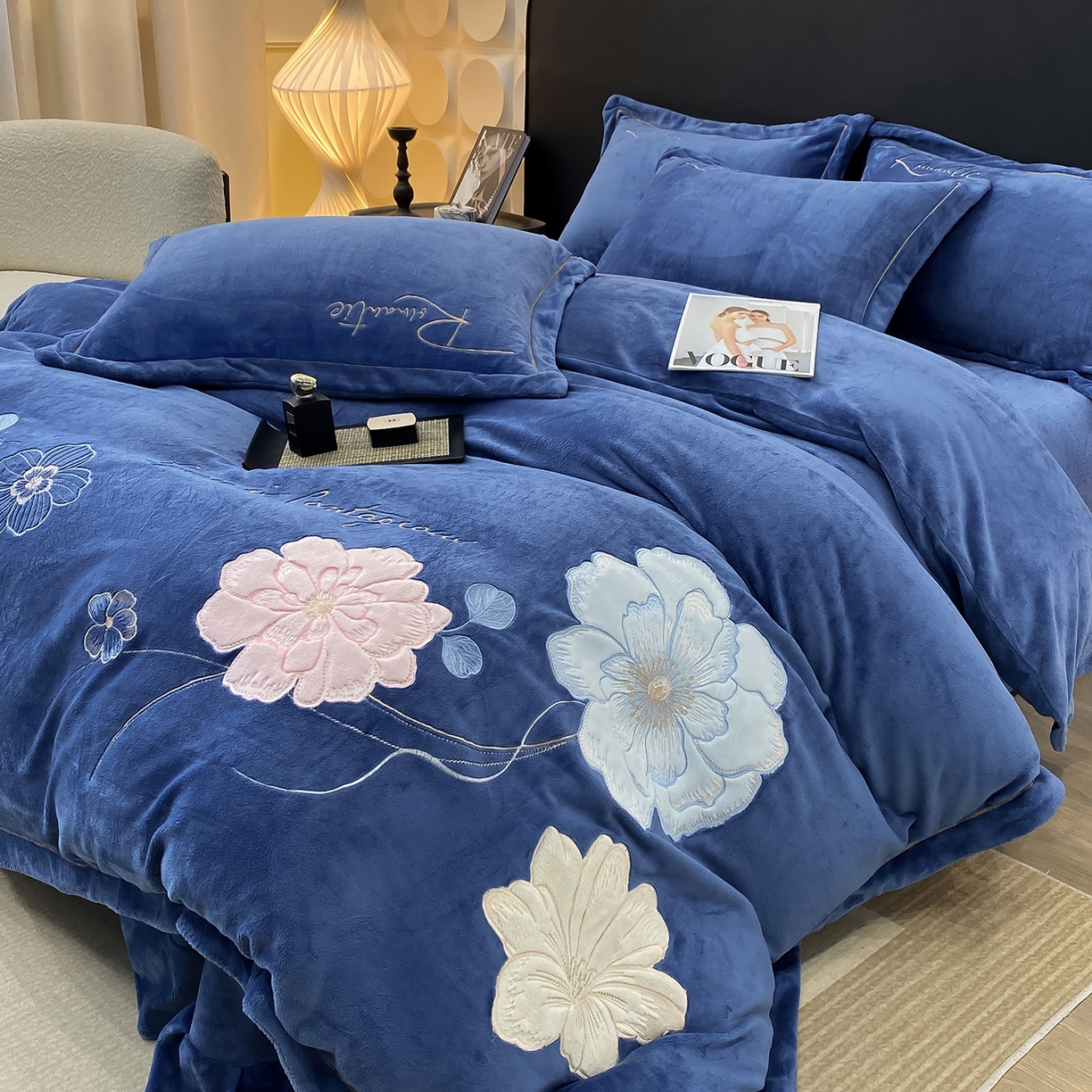 91家纺网 家纺一手货源 找家纺 悦织湾家纺 2025新款9斤重牛奶绒四件套纯色贴布绣人件富贵系列240克重高密保暖轻奢时尚床上用品4件套 黛西-宾利蓝