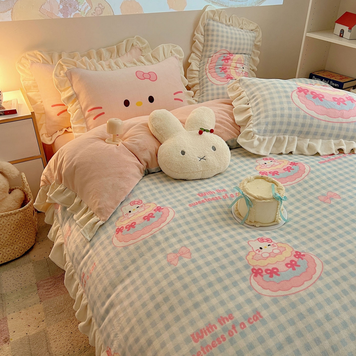 91家纺网 家纺一手货源 找家纺 沐慕 2025新款高克重花边款牛奶绒四件套 花边-蛋糕猫咪