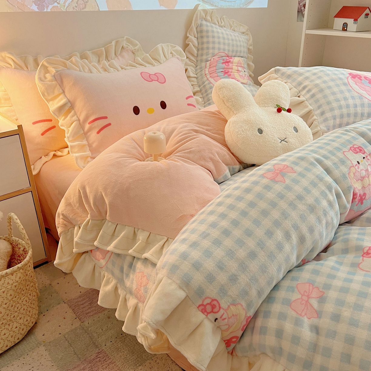 91家纺网 家纺一手货源 找家纺 沐慕 2025新款高克重花边款牛奶绒四件套 花边-蛋糕猫咪