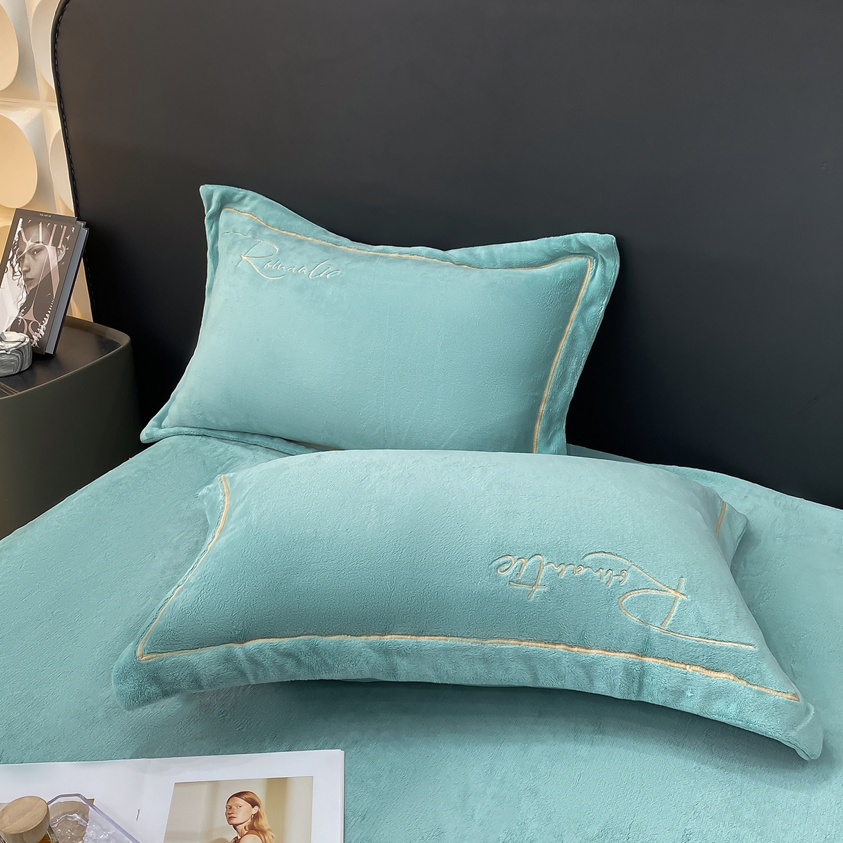 91家纺网 家纺一手货源 找家纺 悦织湾家纺 2025新款9斤重牛奶绒四件套纯色贴布绣人件富贵系列240克重高密保暖轻奢时尚床上用品4件套 黛西-玻璃蓝