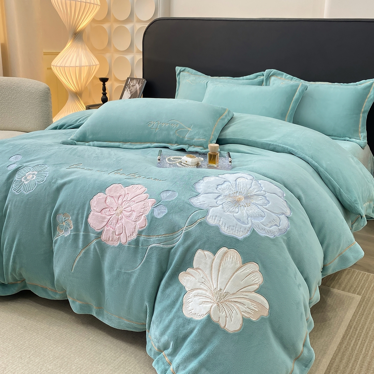 91家纺网 家纺一手货源 找家纺 悦织湾家纺 2025新款9斤重牛奶绒四件套纯色贴布绣人件富贵系列240克重高密保暖轻奢时尚床上用品4件套 黛西-玻璃蓝