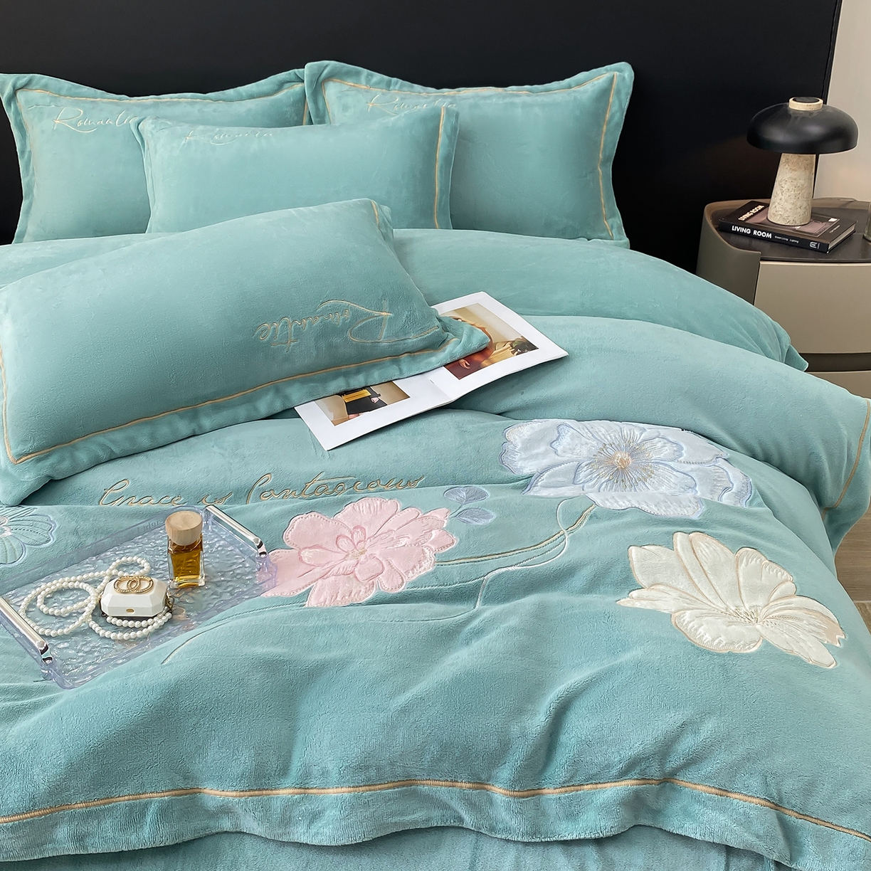 91家纺网 家纺一手货源 找家纺 悦织湾家纺 2025新款9斤重牛奶绒四件套纯色贴布绣人件富贵系列240克重高密保暖轻奢时尚床上用品4件套 黛西-玻璃蓝