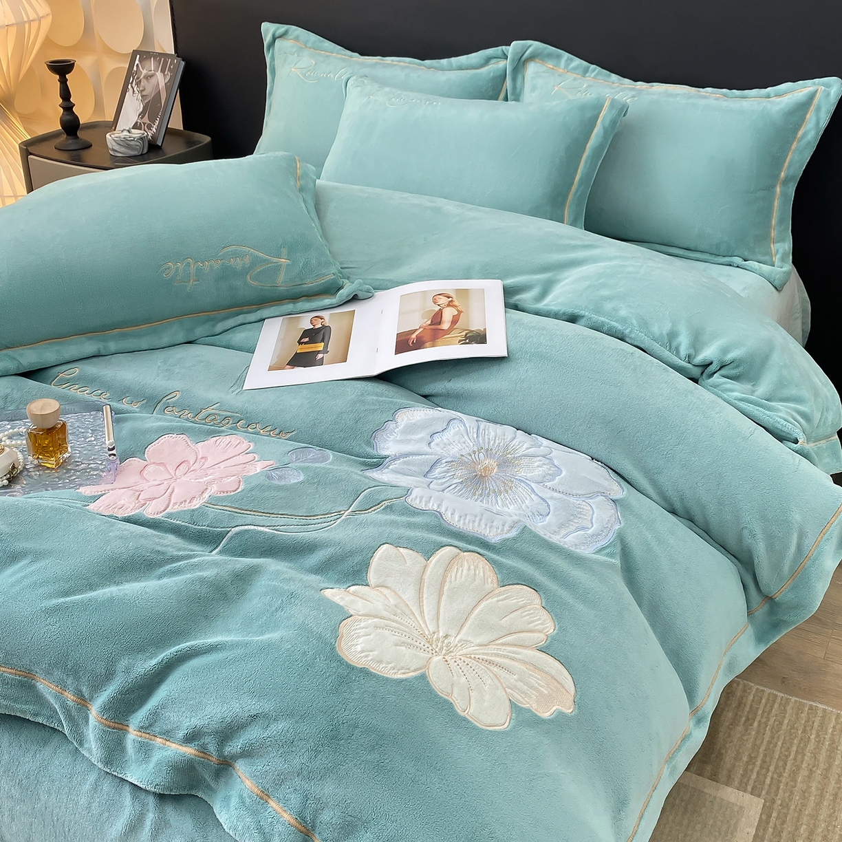 91家纺网 家纺一手货源 找家纺 悦织湾家纺 2025新款9斤重牛奶绒四件套纯色贴布绣人件富贵系列240克重高密保暖轻奢时尚床上用品4件套 黛西-玻璃蓝