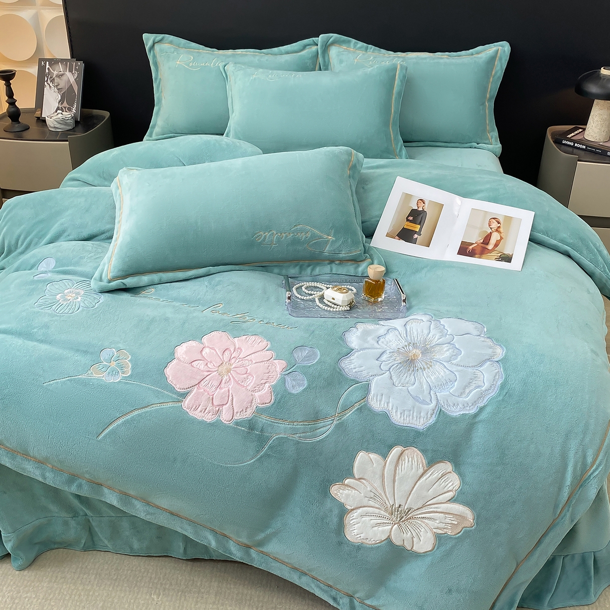 91家纺网 家纺一手货源 找家纺 悦织湾家纺 2025新款9斤重牛奶绒四件套纯色贴布绣人件富贵系列240克重高密保暖轻奢时尚床上用品4件套 黛西-玻璃蓝