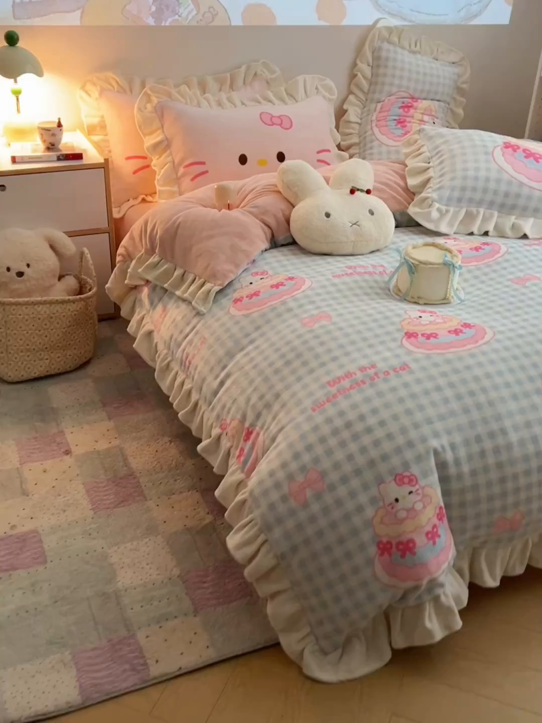 91家纺网 家纺一手货源 找家纺 沐慕 2025新款高克重花边款牛奶绒四件套 花边-蛋糕猫咪