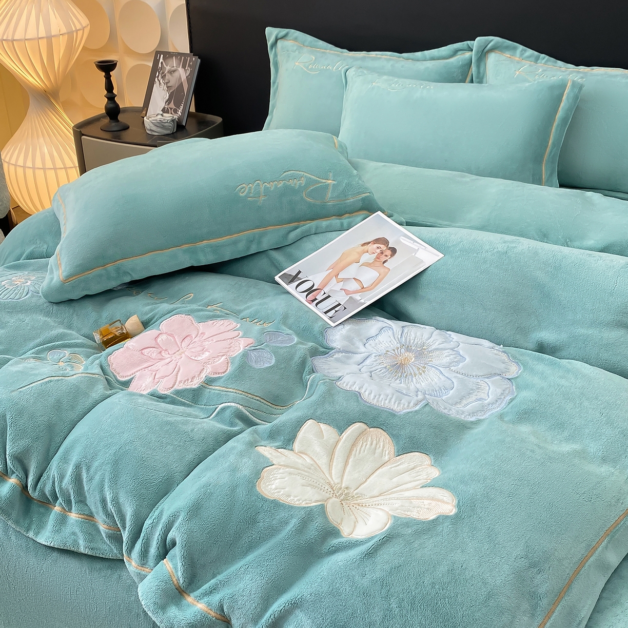 91家纺网 家纺一手货源 找家纺 悦织湾家纺 2025新款9斤重牛奶绒四件套纯色贴布绣人件富贵系列240克重高密保暖轻奢时尚床上用品4件套 黛西-玻璃蓝