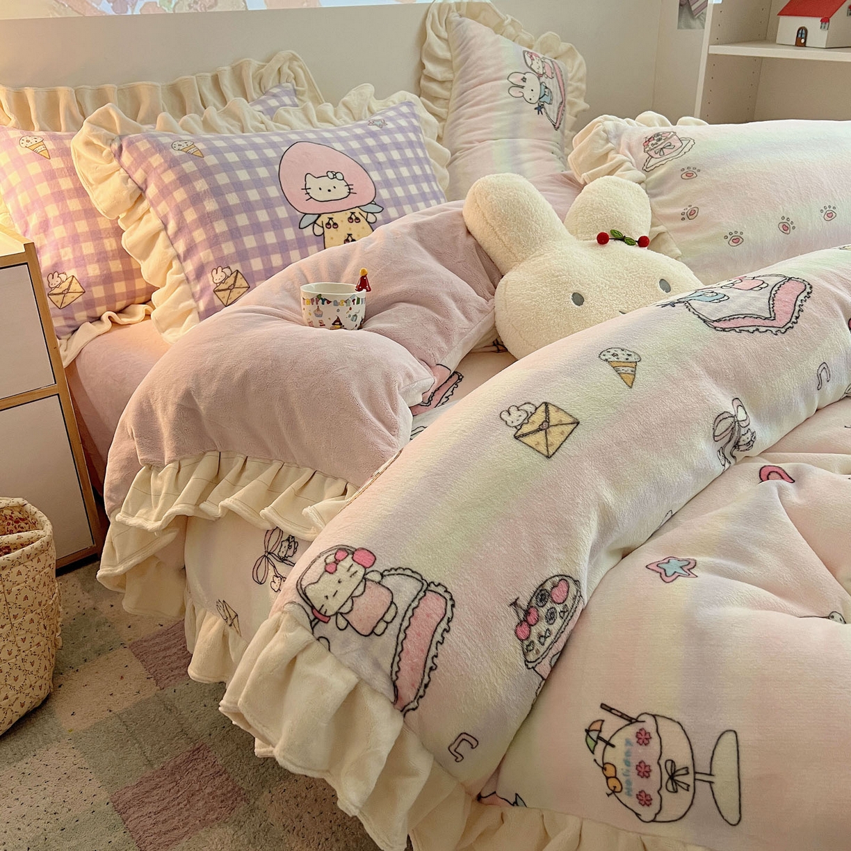 91家纺网 家纺一手货源 找家纺 沐慕 2025新款高克重花边款牛奶绒四件套 花边-彩虹伙伴