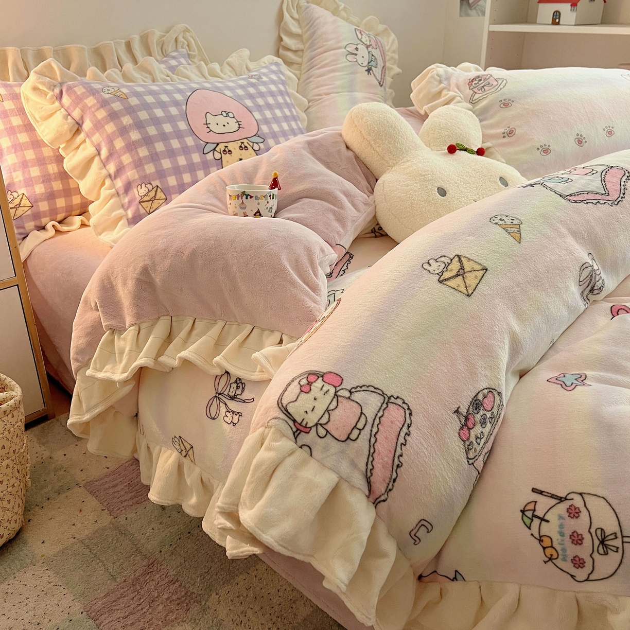 91家纺网 家纺一手货源 找家纺 沐慕 2025新款高克重花边款牛奶绒四件套 花边-彩虹伙伴