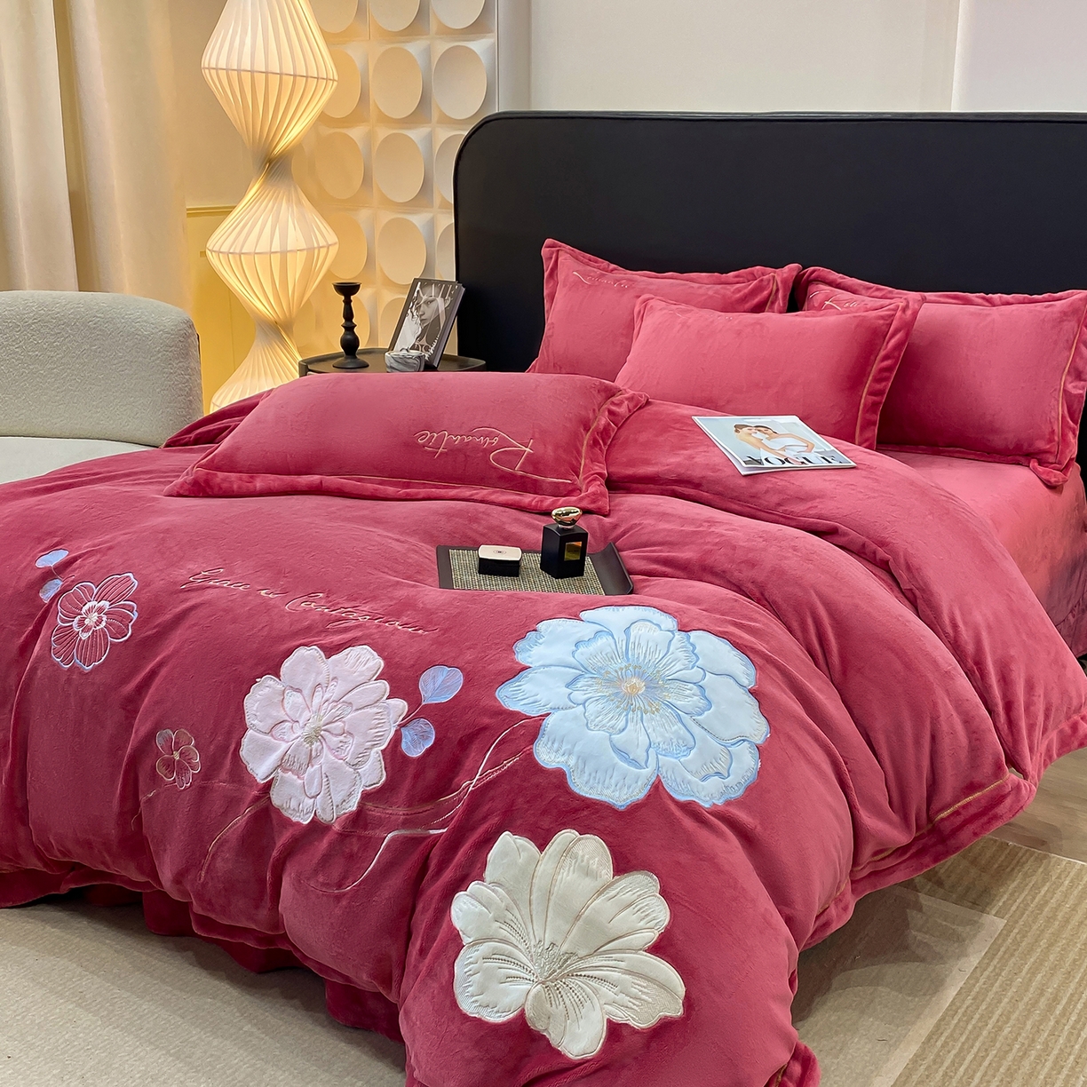 91家纺网 家纺一手货源 找家纺 悦织湾家纺 2025新款9斤重牛奶绒四件套纯色贴布绣人件富贵系列240克重高密保暖轻奢时尚床上用品4件套 黛西-豆沙红