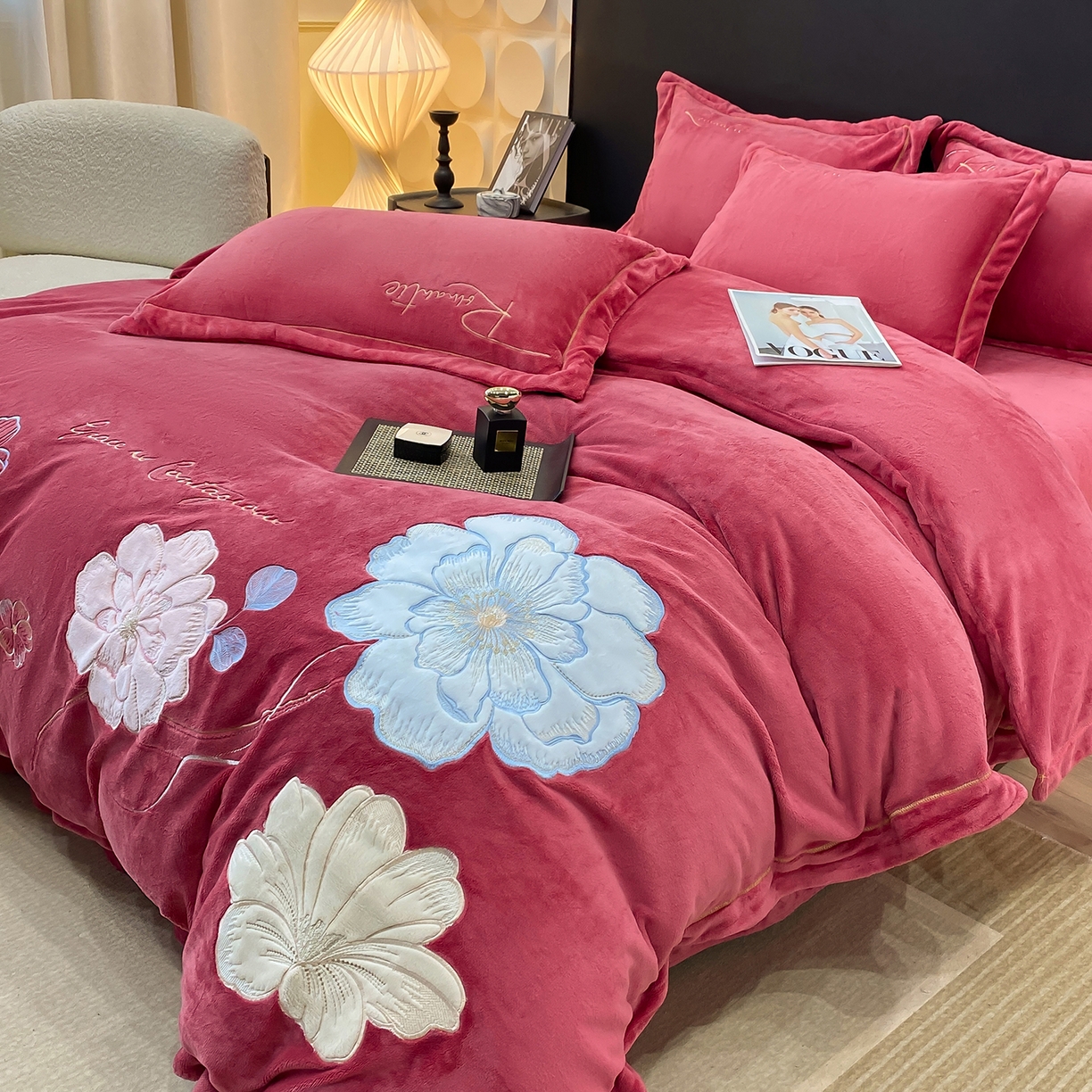 91家纺网 家纺一手货源 找家纺 悦织湾家纺 2025新款9斤重牛奶绒四件套纯色贴布绣人件富贵系列240克重高密保暖轻奢时尚床上用品4件套 黛西-豆沙红