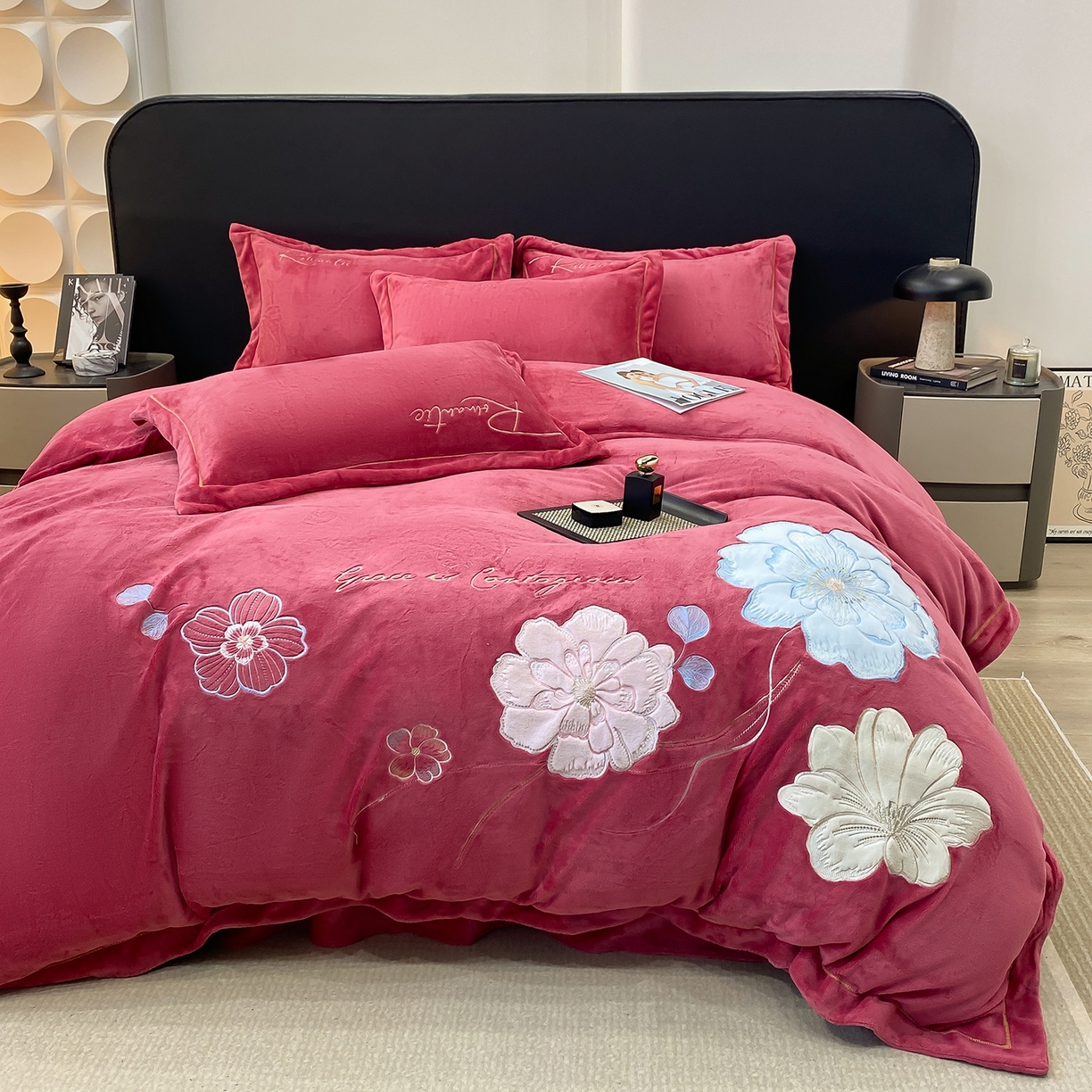 91家纺网 家纺一手货源 找家纺 悦织湾家纺 2025新款9斤重牛奶绒四件套纯色贴布绣人件富贵系列240克重高密保暖轻奢时尚床上用品4件套 黛西-豆沙红