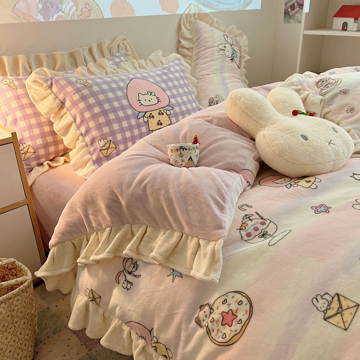 91家纺网 家纺一手货源 找家纺 沐慕 2025新款高克重花边款牛奶绒四件套 花边-彩虹伙伴