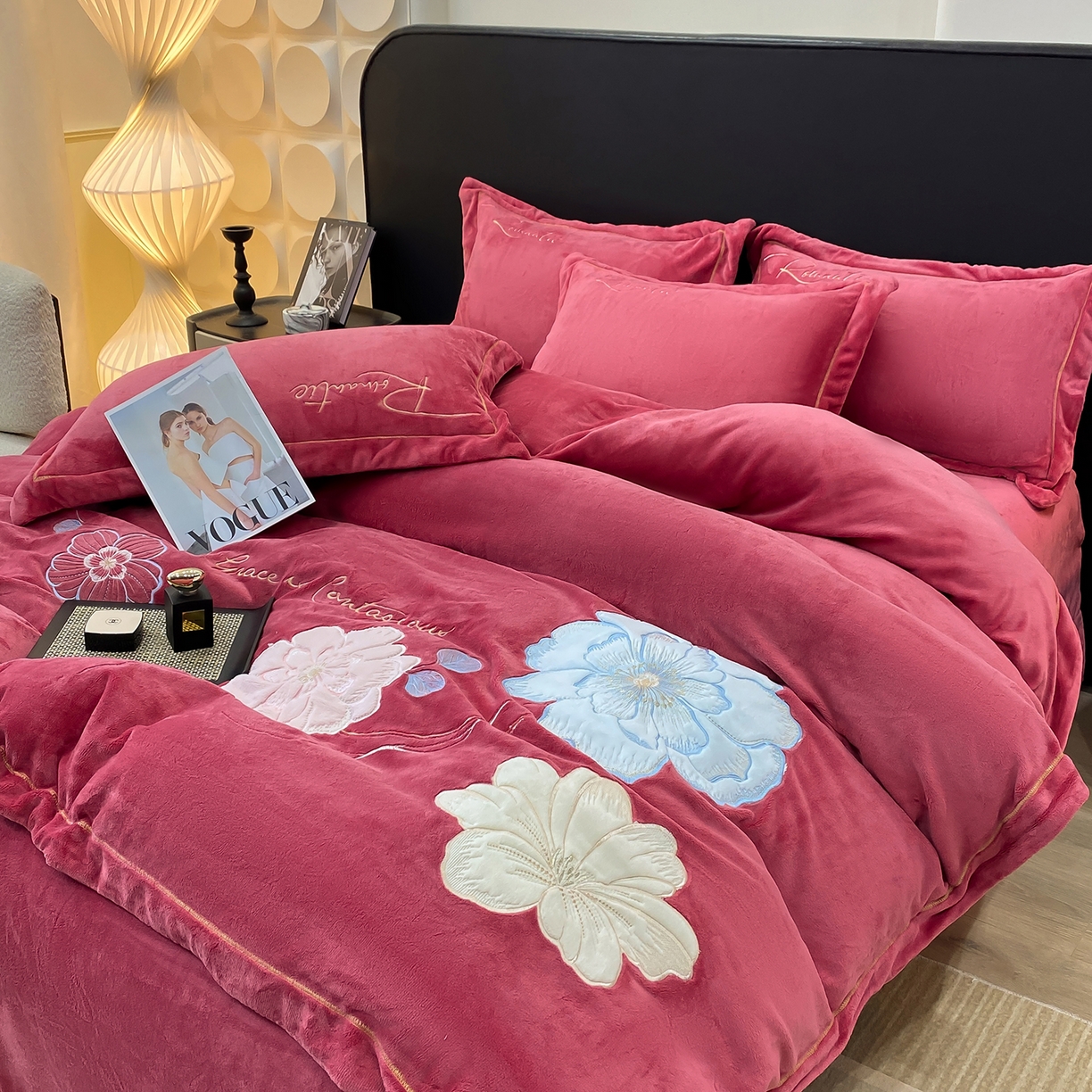 91家纺网 家纺一手货源 找家纺 悦织湾家纺 2025新款9斤重牛奶绒四件套纯色贴布绣人件富贵系列240克重高密保暖轻奢时尚床上用品4件套 黛西-豆沙红