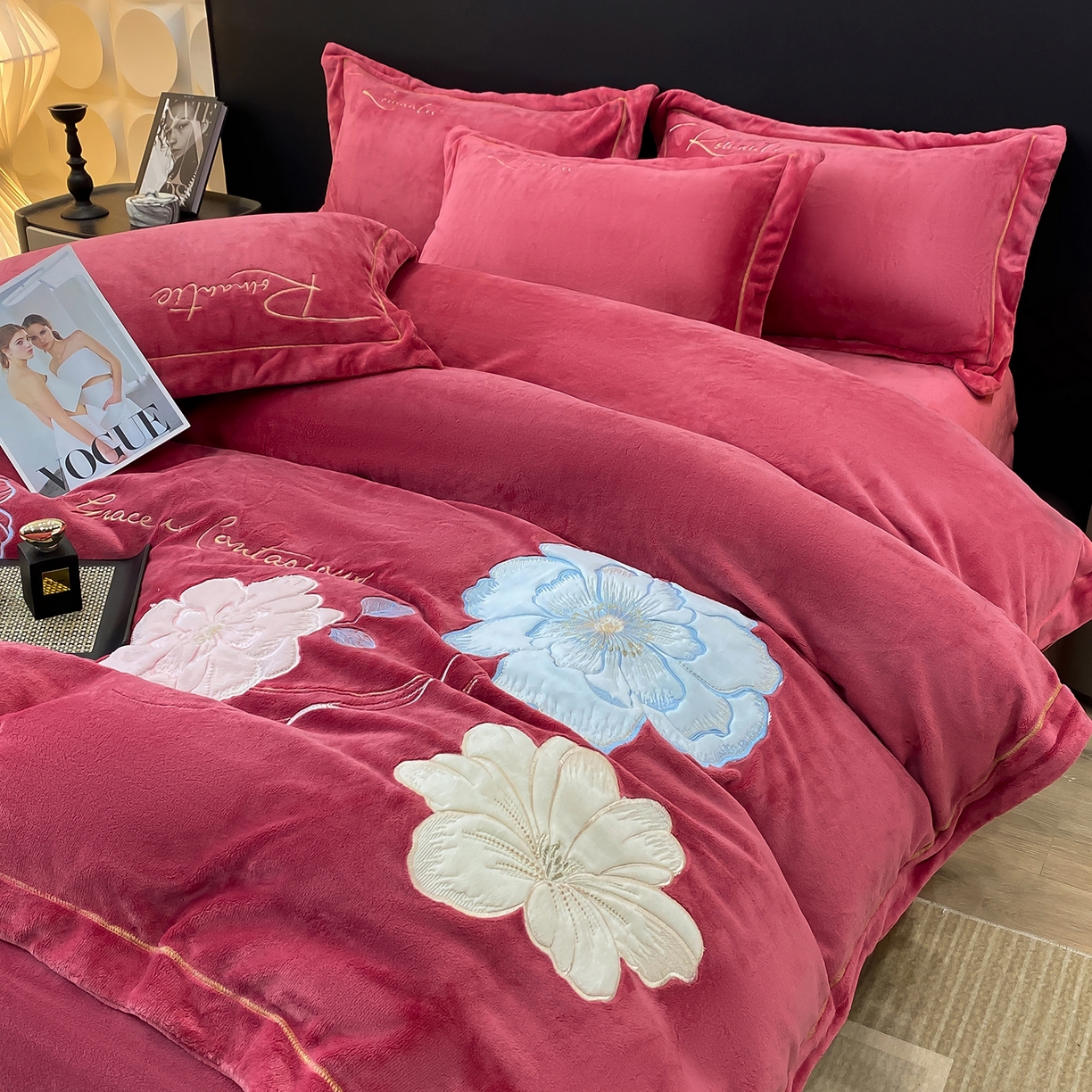 91家纺网 家纺一手货源 找家纺 悦织湾家纺 2025新款9斤重牛奶绒四件套纯色贴布绣人件富贵系列240克重高密保暖轻奢时尚床上用品4件套 黛西-豆沙红