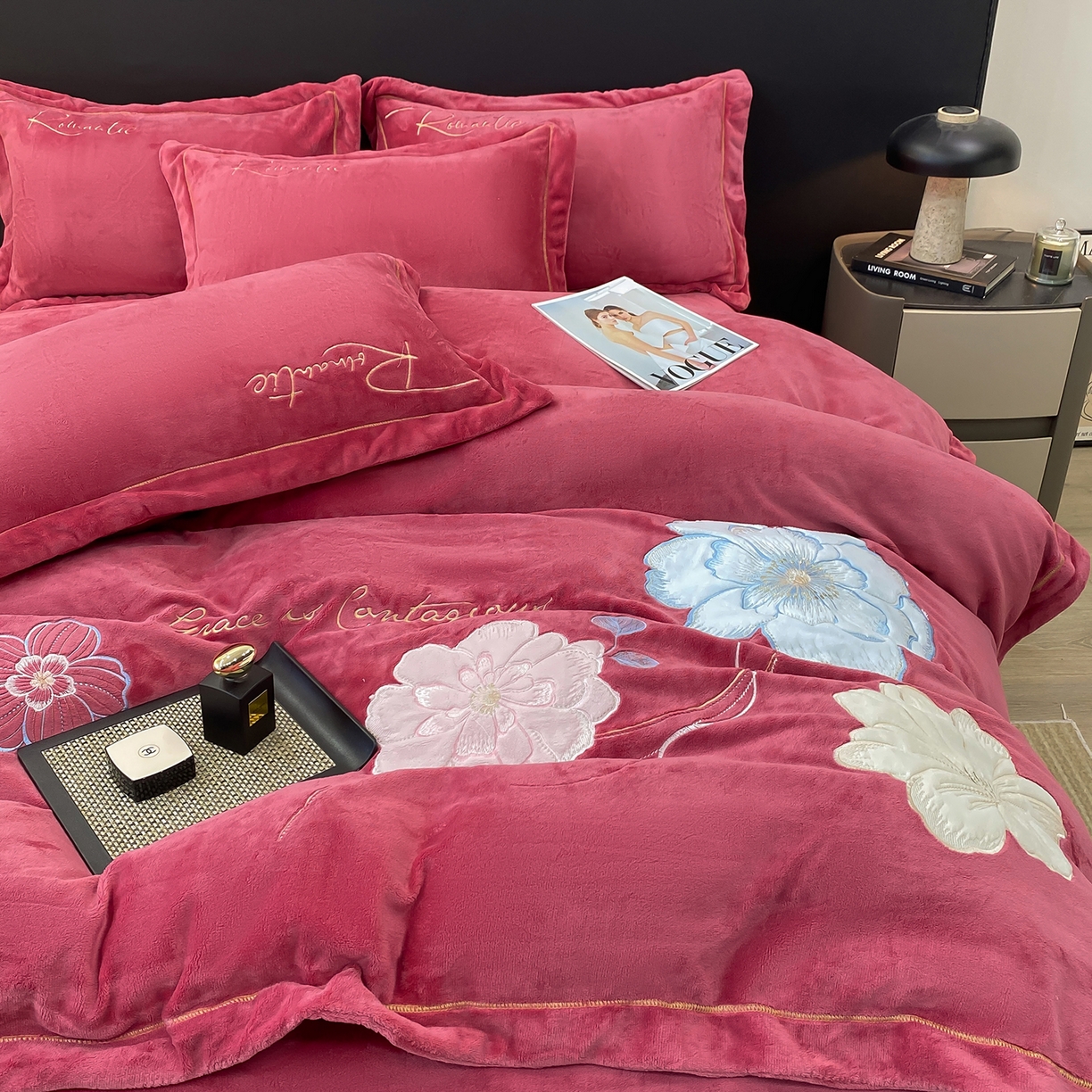 91家纺网 家纺一手货源 找家纺 悦织湾家纺 2025新款9斤重牛奶绒四件套纯色贴布绣人件富贵系列240克重高密保暖轻奢时尚床上用品4件套 黛西-豆沙红