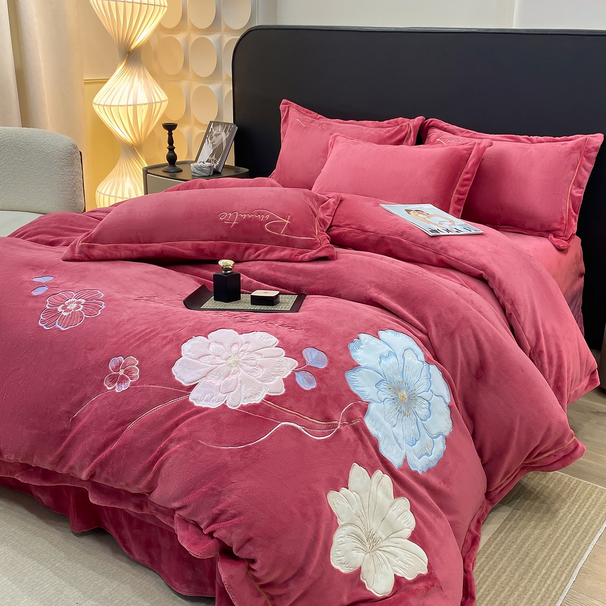 91家纺网 家纺一手货源 找家纺 悦织湾家纺 2025新款9斤重牛奶绒四件套纯色贴布绣人件富贵系列240克重高密保暖轻奢时尚床上用品4件套 黛西-豆沙红
