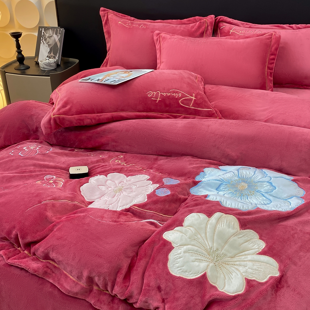91家纺网 家纺一手货源 找家纺 悦织湾家纺 2025新款9斤重牛奶绒四件套纯色贴布绣人件富贵系列240克重高密保暖轻奢时尚床上用品4件套 黛西-豆沙红