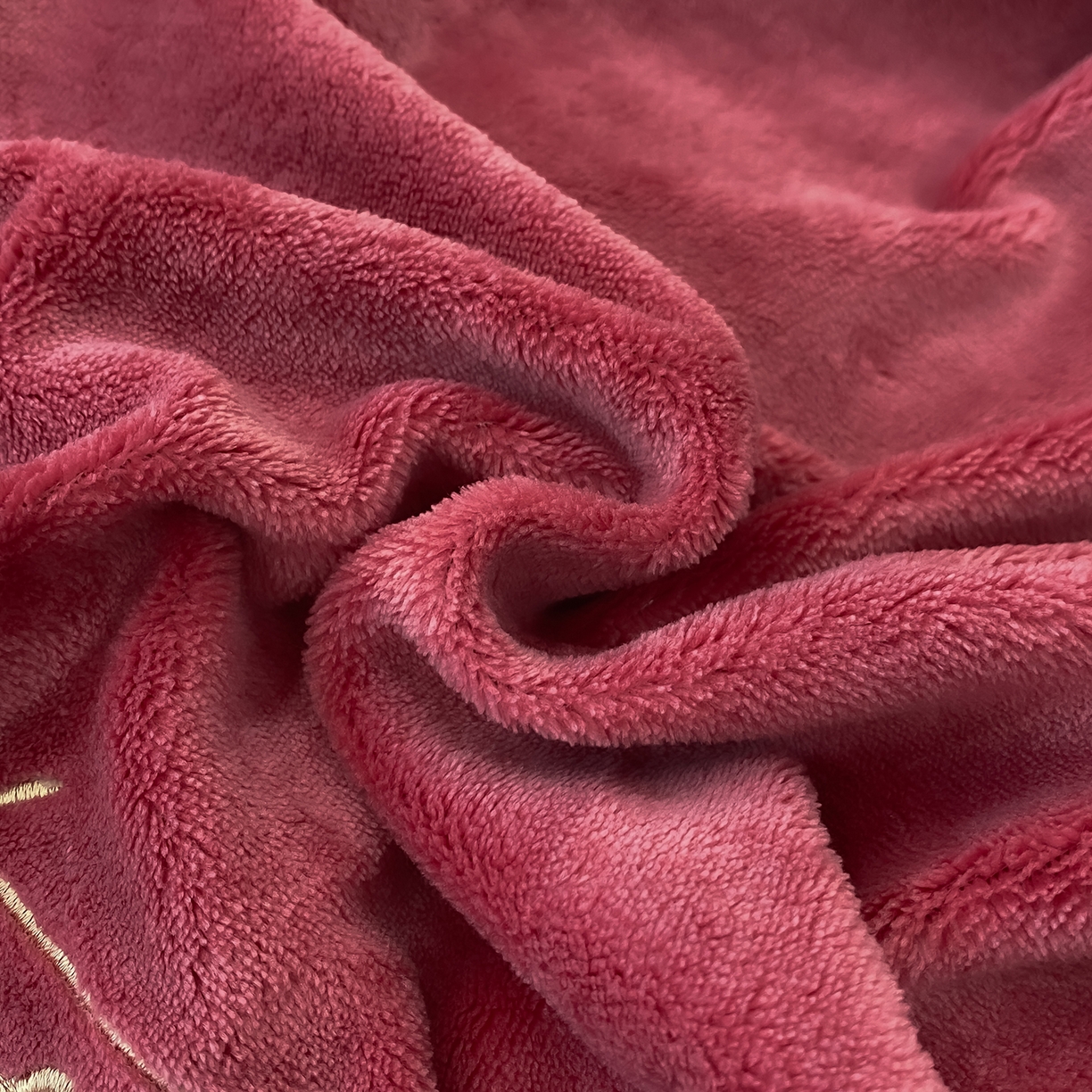 91家纺网 家纺一手货源 找家纺 悦织湾家纺 2025新款9斤重牛奶绒四件套纯色贴布绣人件富贵系列240克重高密保暖轻奢时尚床上用品4件套 黛西-豆沙红