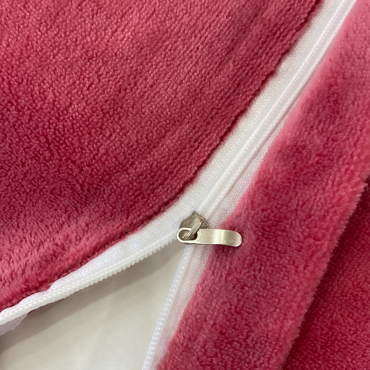 91家纺网 家纺一手货源 找家纺 悦织湾家纺 2025新款9斤重牛奶绒四件套纯色贴布绣人件富贵系列240克重高密保暖轻奢时尚床上用品4件套 黛西-豆沙红