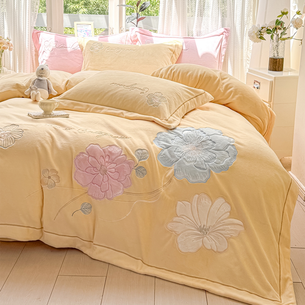 91家纺网 家纺一手货源 找家纺 悦织湾家纺 2025新款9斤重牛奶绒四件套纯色贴布绣人件富贵系列240克重高密保暖轻奢时尚床上用品4件套 黛西-鹅黄