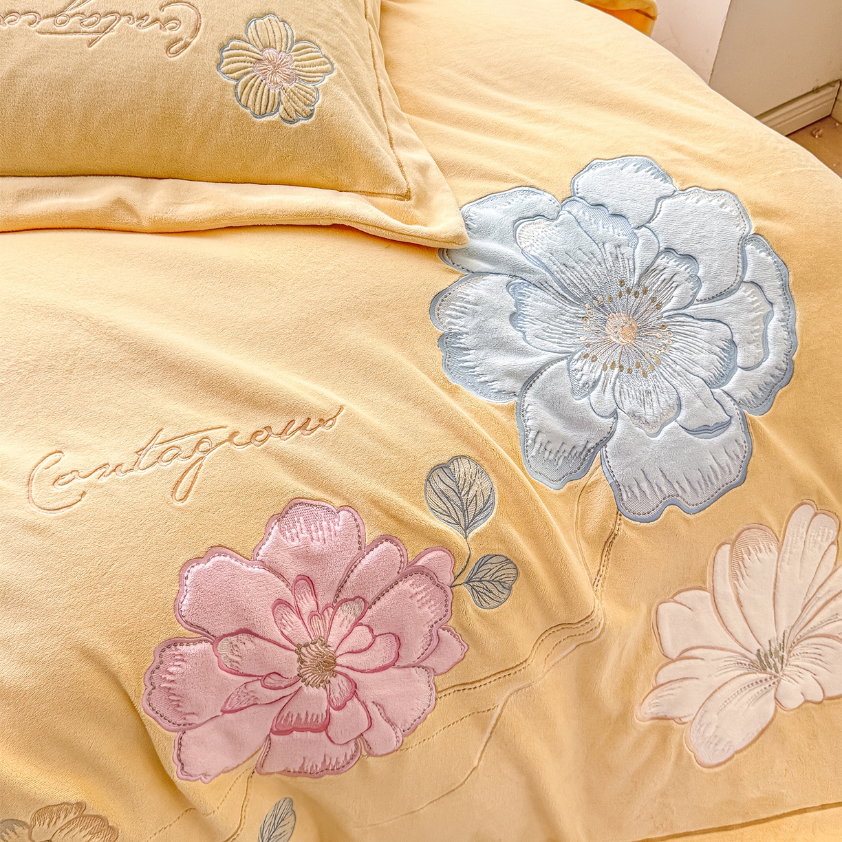 91家纺网 家纺一手货源 找家纺 悦织湾家纺 2025新款9斤重牛奶绒四件套纯色贴布绣人件富贵系列240克重高密保暖轻奢时尚床上用品4件套 黛西-鹅黄