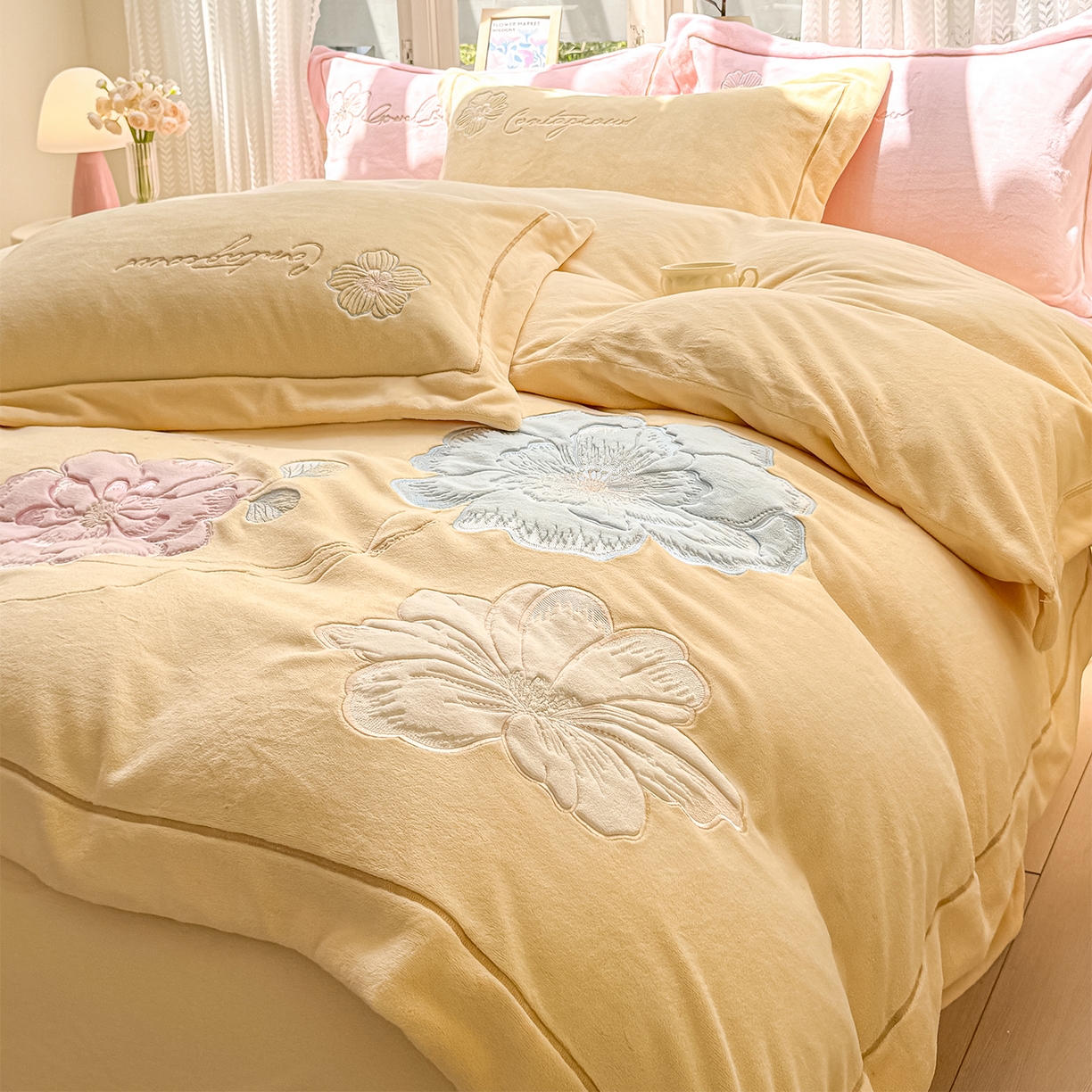 91家纺网 家纺一手货源 找家纺 悦织湾家纺 2025新款9斤重牛奶绒四件套纯色贴布绣人件富贵系列240克重高密保暖轻奢时尚床上用品4件套 黛西-鹅黄