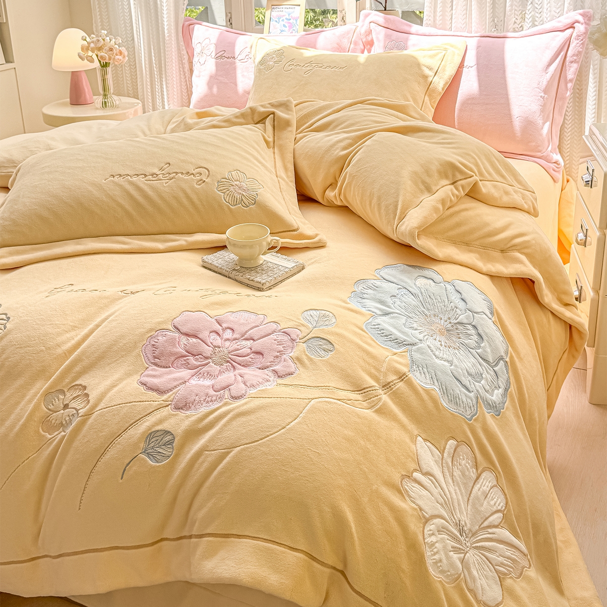 91家纺网 家纺一手货源 找家纺 悦织湾家纺 2025新款9斤重牛奶绒四件套纯色贴布绣人件富贵系列240克重高密保暖轻奢时尚床上用品4件套 黛西-鹅黄