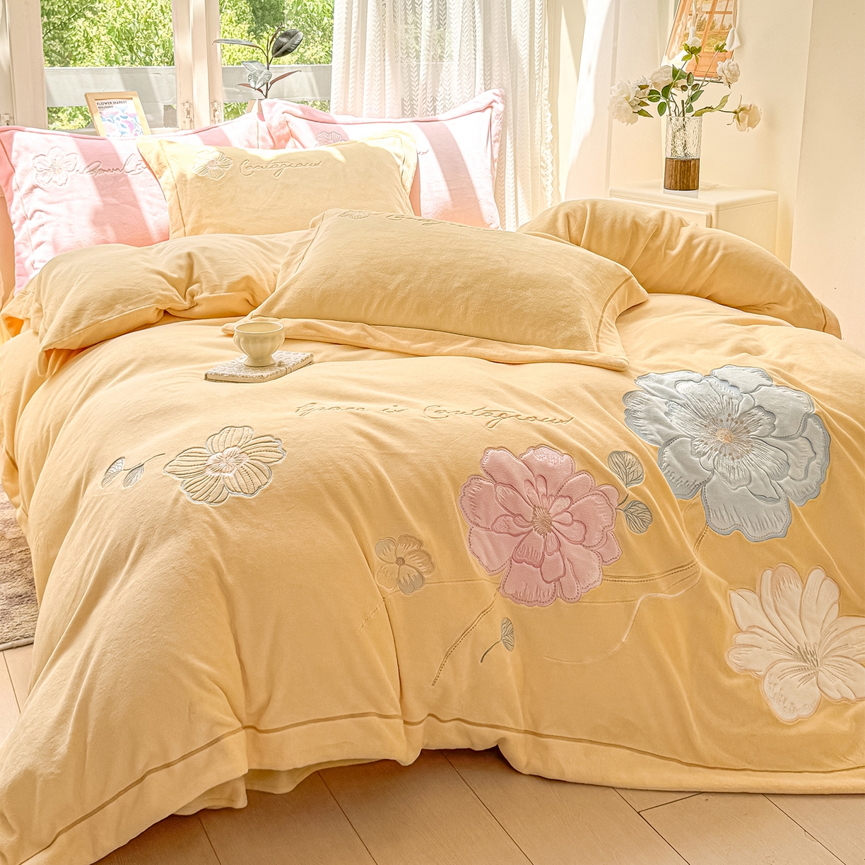 91家纺网 家纺一手货源 找家纺 悦织湾家纺 2025新款9斤重牛奶绒四件套纯色贴布绣人件富贵系列240克重高密保暖轻奢时尚床上用品4件套 黛西-鹅黄